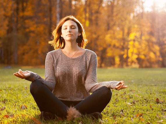 Mladá žena medituje
